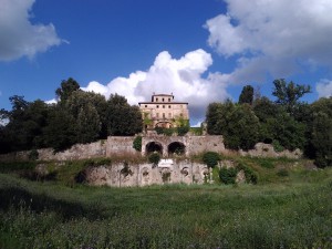 Vorderansicht der Villa Catena mit der einst prachtvollen Brunnenanlage